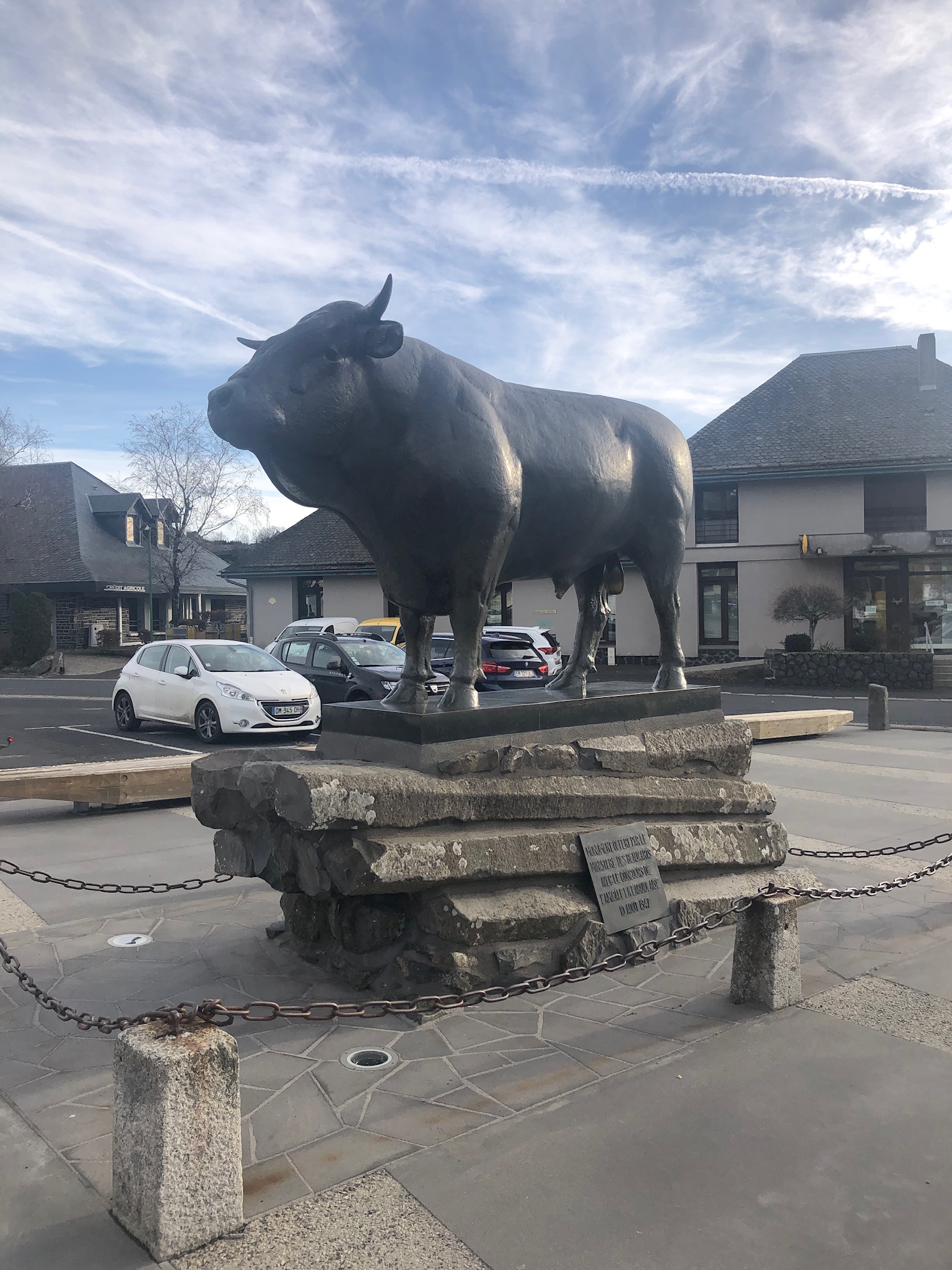 A statue of a Aubrac bull